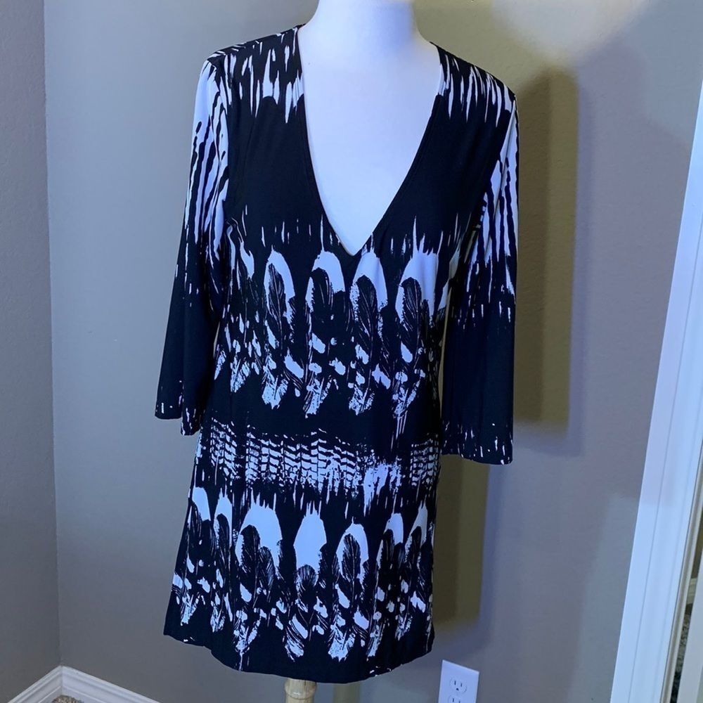 J. Valdi black and white feather print v-neck tunic, M